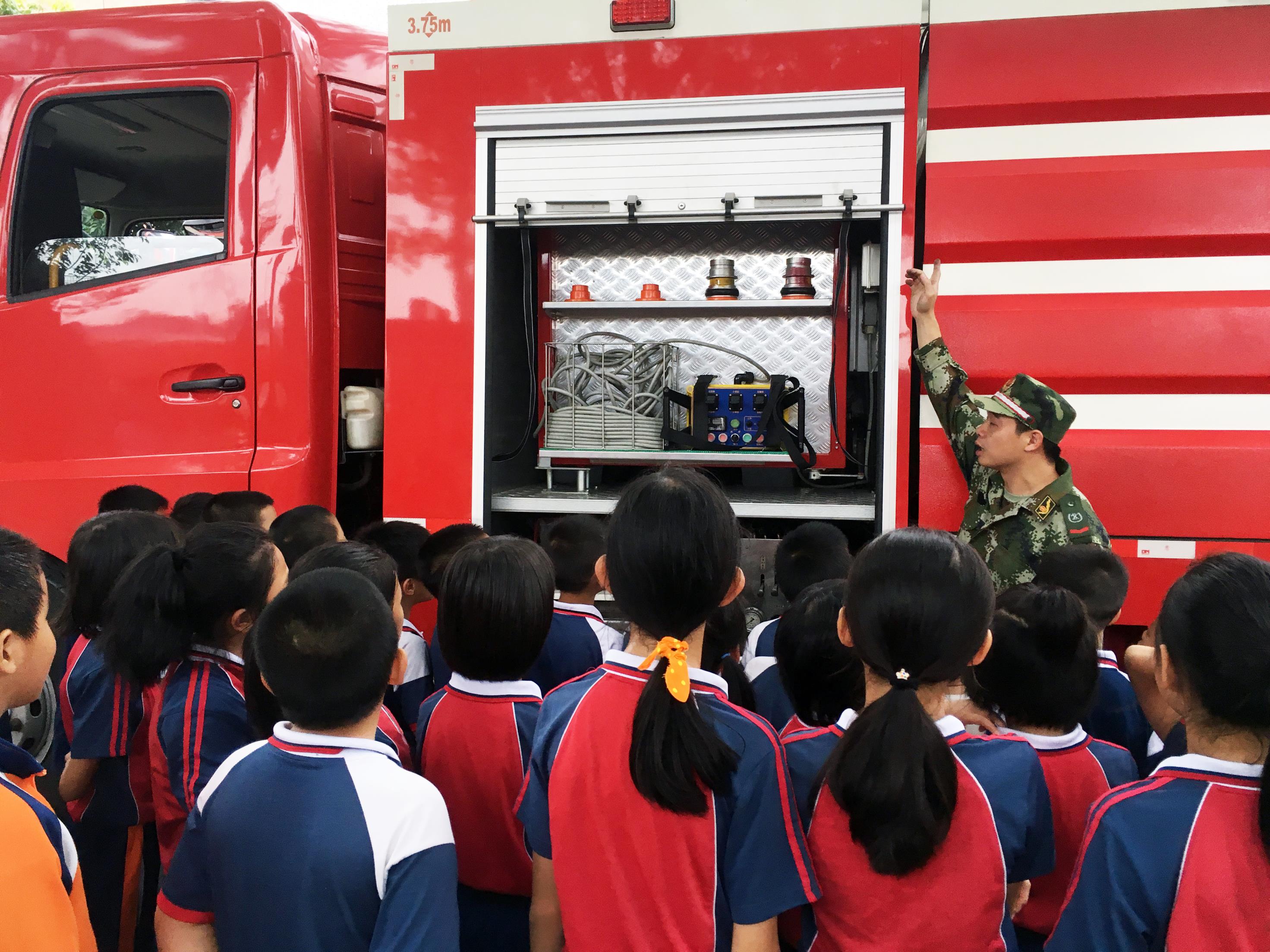 石碣：自护教育保安全 消防知识少不了——小学生消防器材参观体验活动