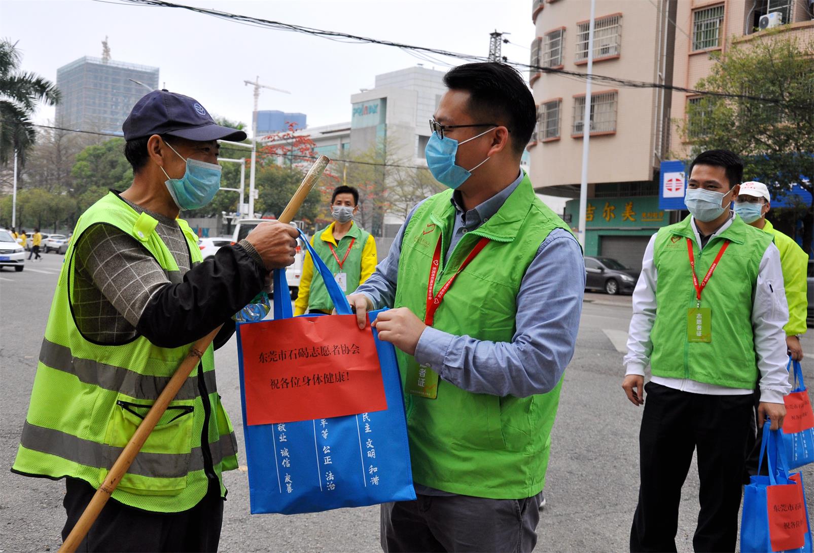 石碣：战疫志愿突击队深入各村、社区慰问环卫工人