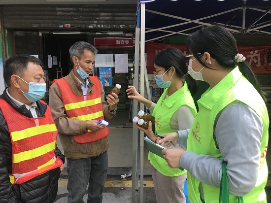 石碣：（四甲村）“一杯凉茶，一声问候”送给防疫前线人员