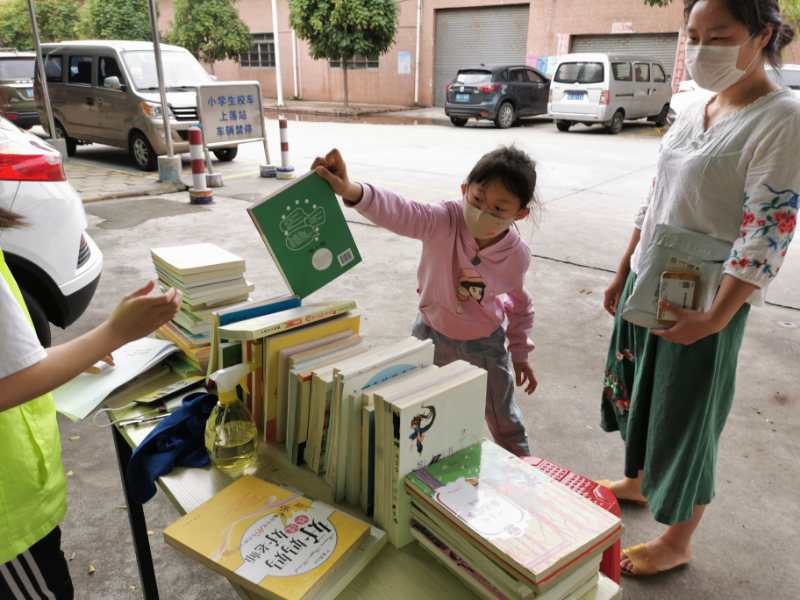 石碣：水南村“疫线关怀”书籍共享服务活动