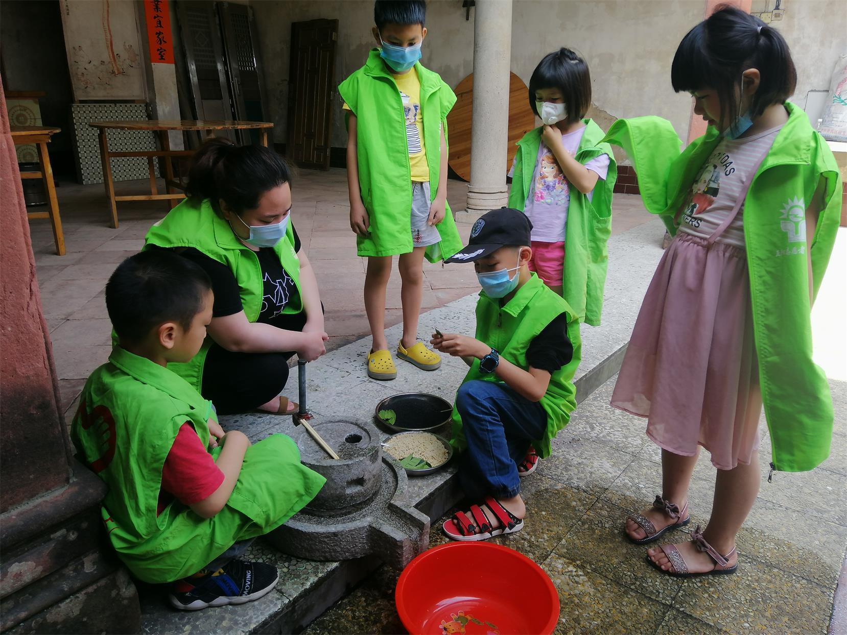 石碣：梁家村“因味爱，因味健康”芝麻糊制作活动