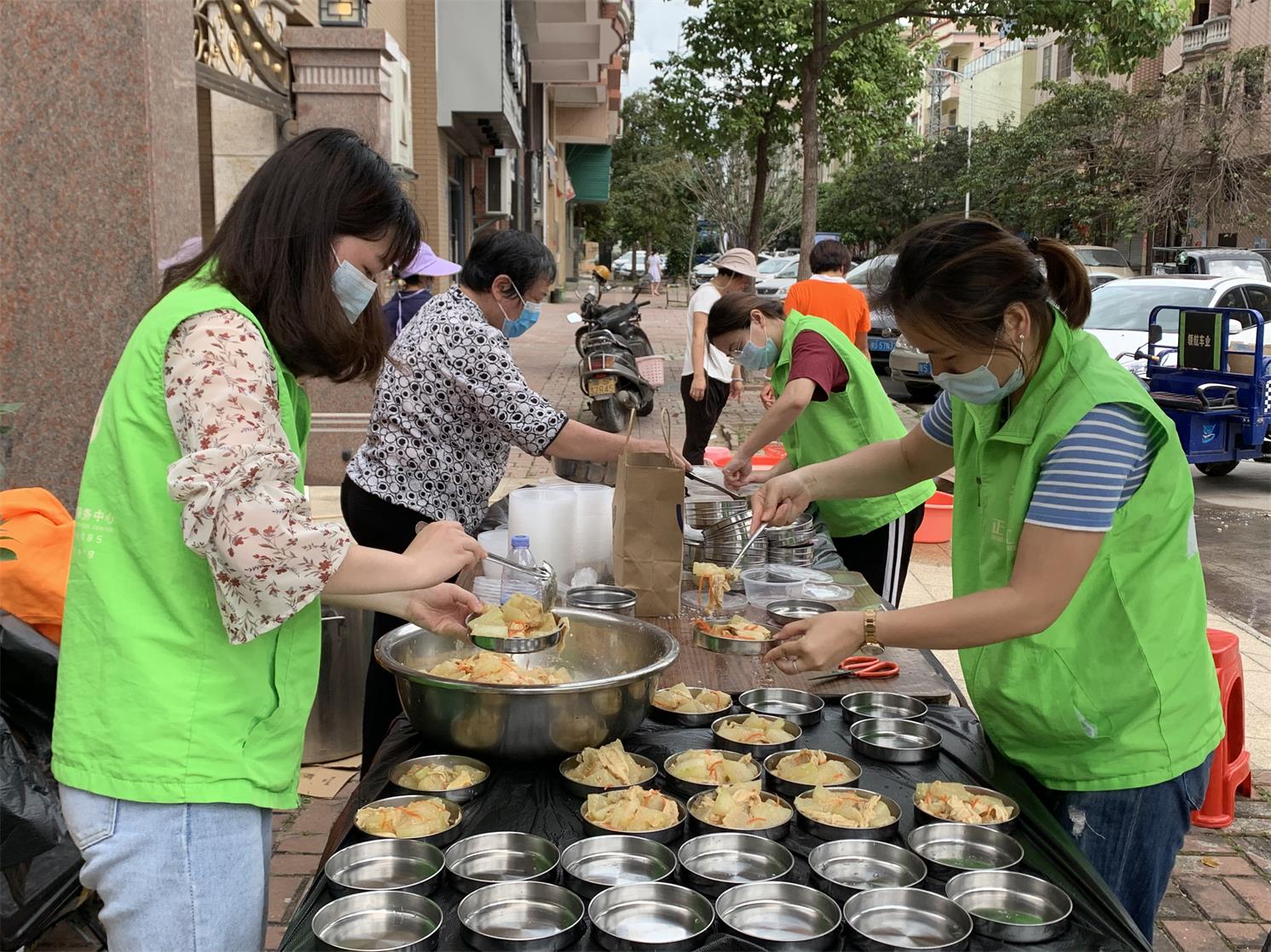 石碣：鹤田厦村“爱心午膳，有营到家”长者送餐活动