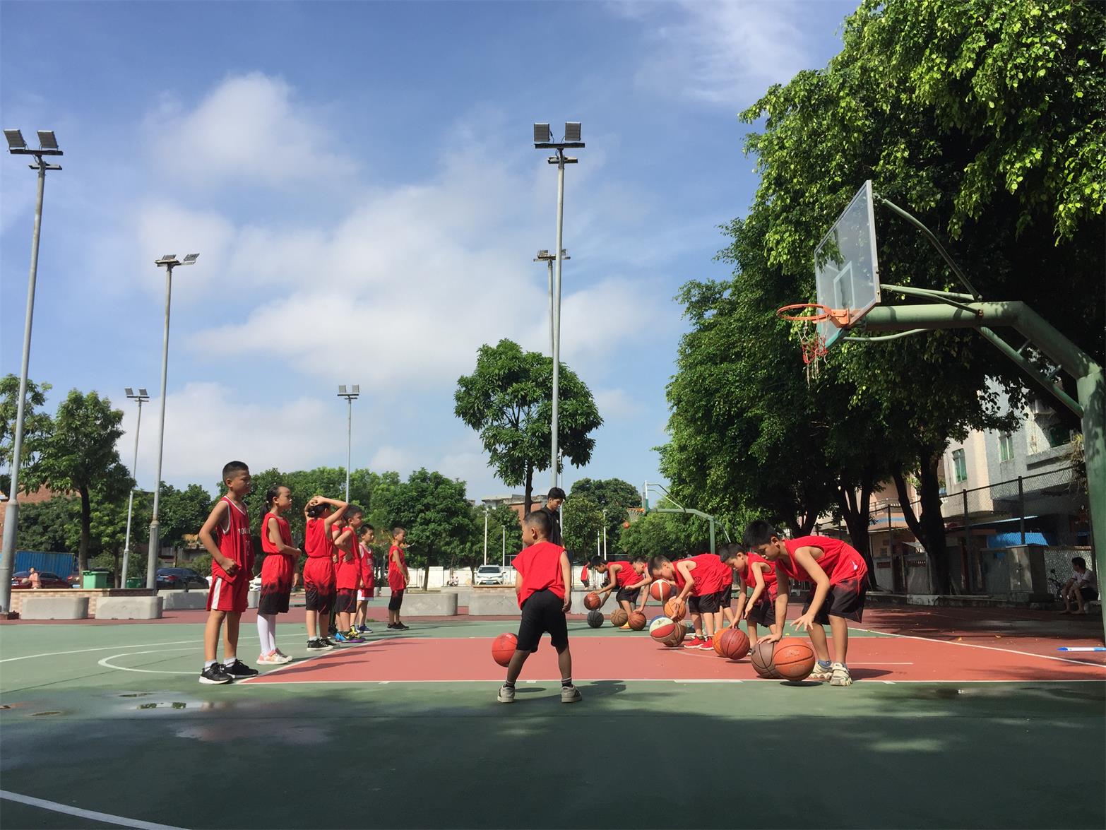 石碣：西南村“篮篮天空高挂我的梦”篮球兴趣班